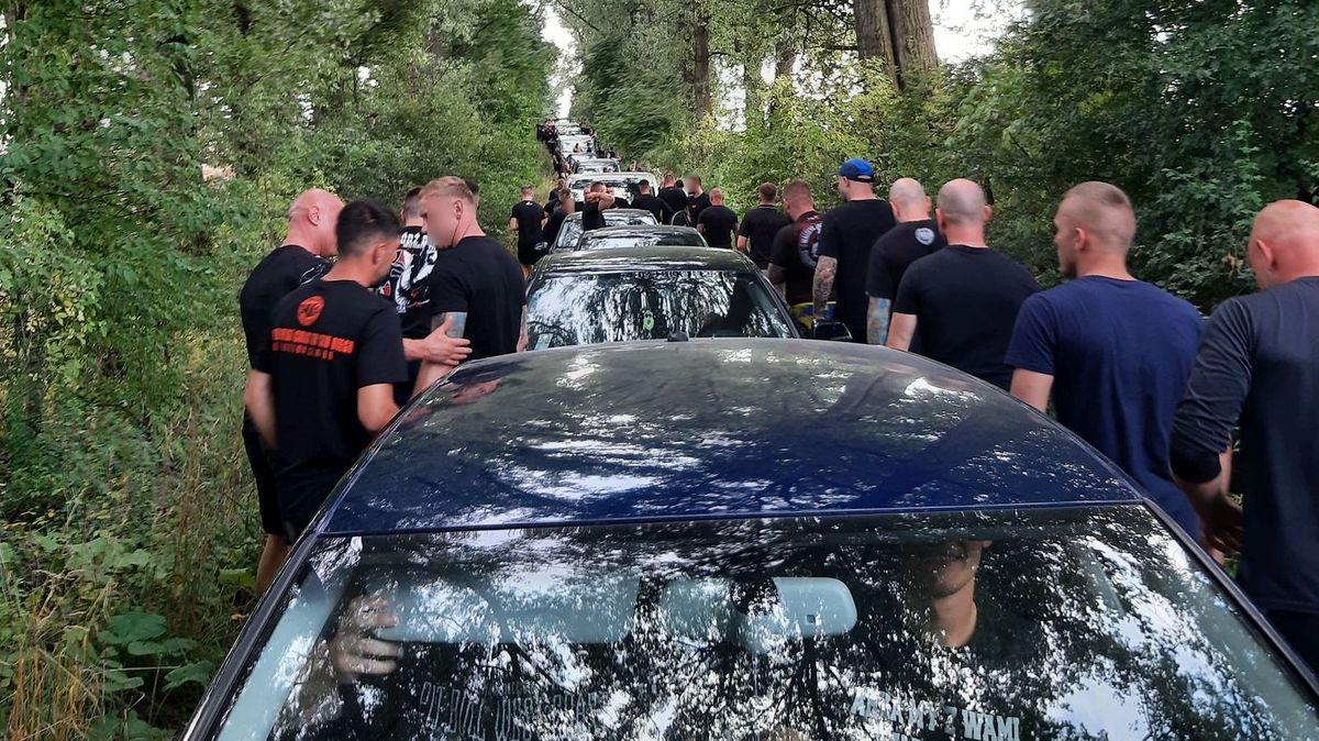 Desítky polských chuligánů se sjely k poli na Novojičínsku, bitku na poslední chvíli zatrhla policie